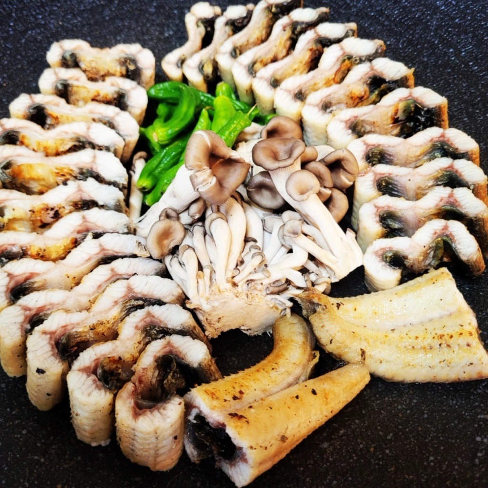 자포니카 장어 만세수산농원 민물장어 1KG(실중량 600g 내외) 밀키트 반찬 3종 구성 : 만세수산농원 민물장어직판장