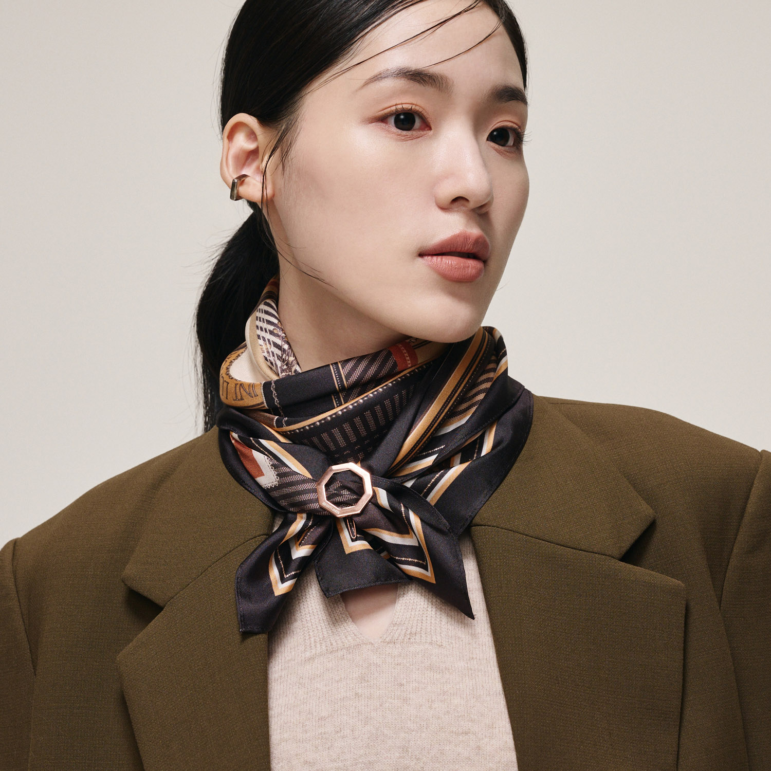 여성 미니 사각 스카프 메이트 브라운 : 생럭슈