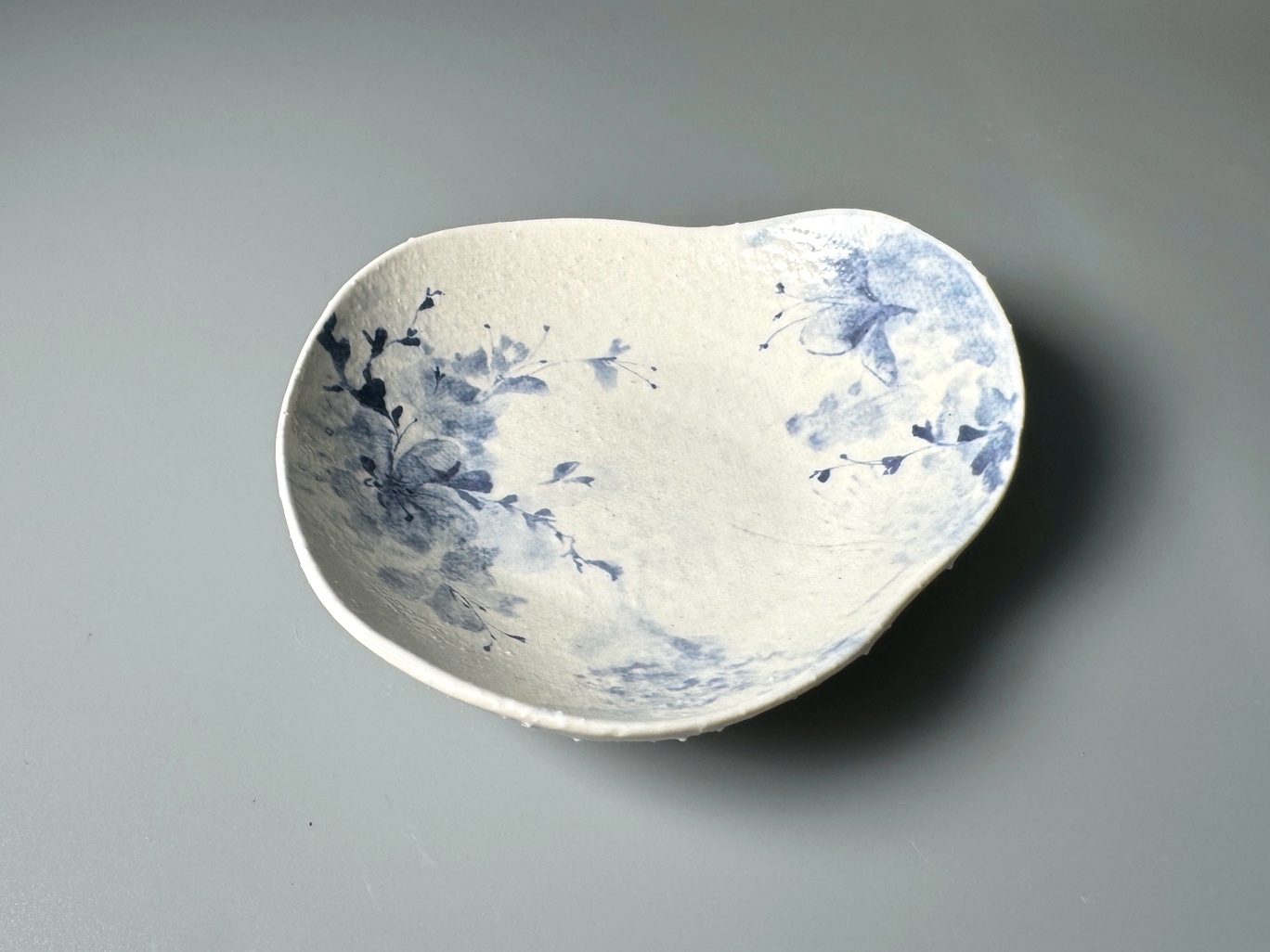 청묵_花 접시(小) : 청화산조.