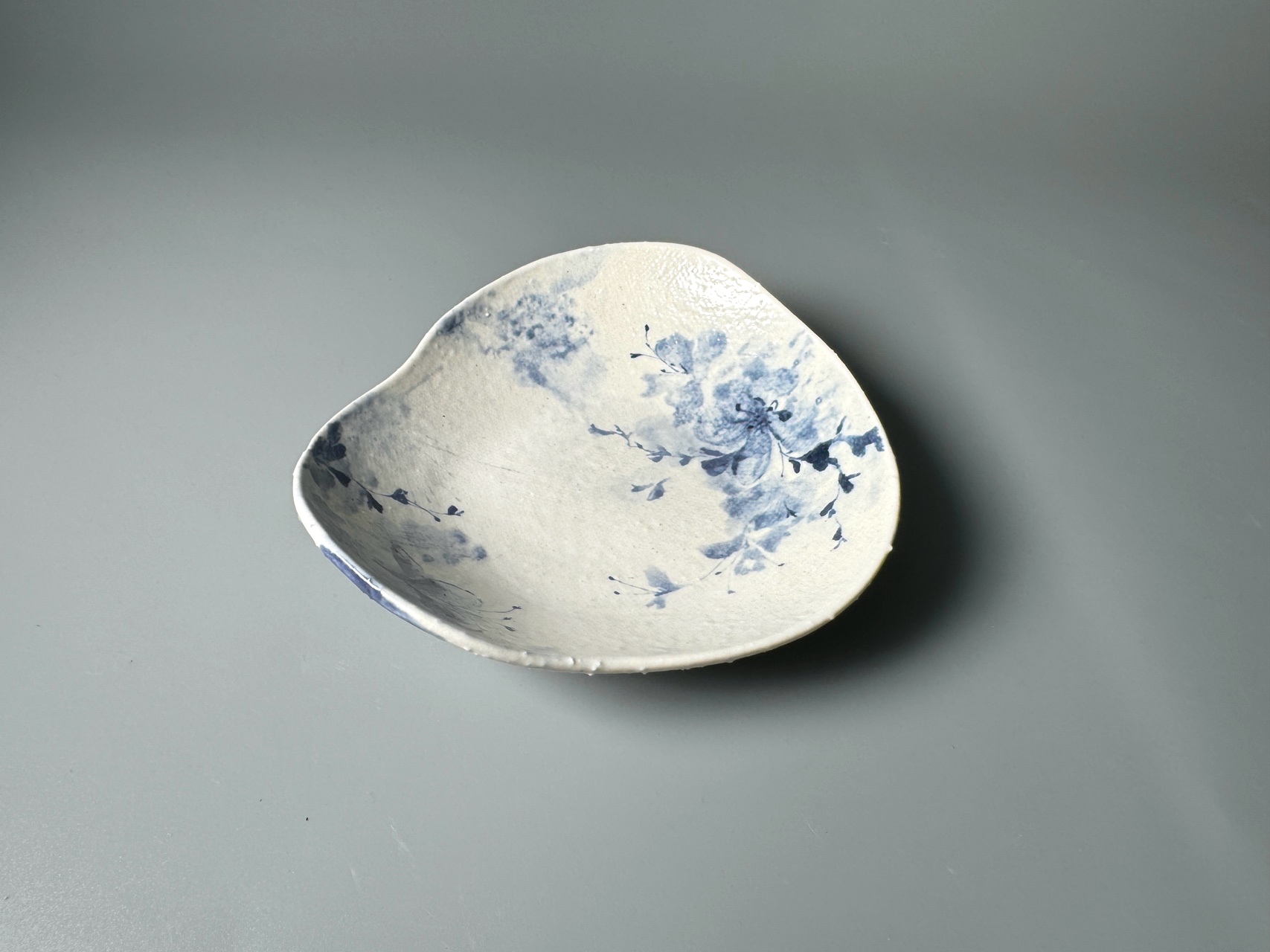 청묵_花 접시(小) : 청화산조.