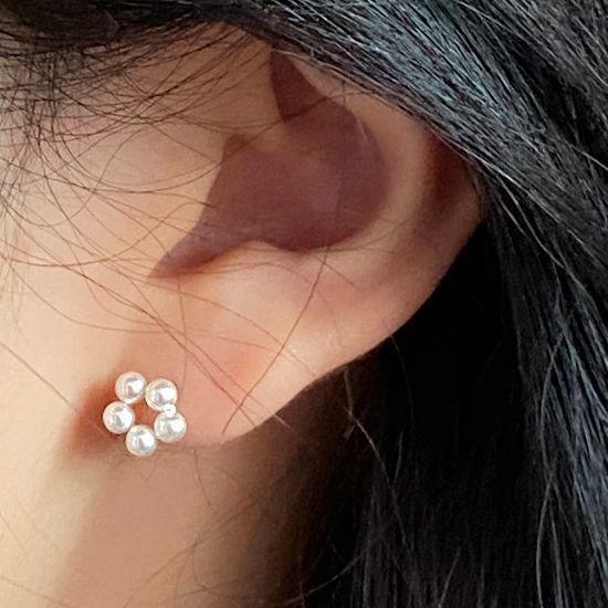 14K 진주 스왈 화이트 3mm 서클 라운드 꽃 플라워 피어싱 : 쥬모네