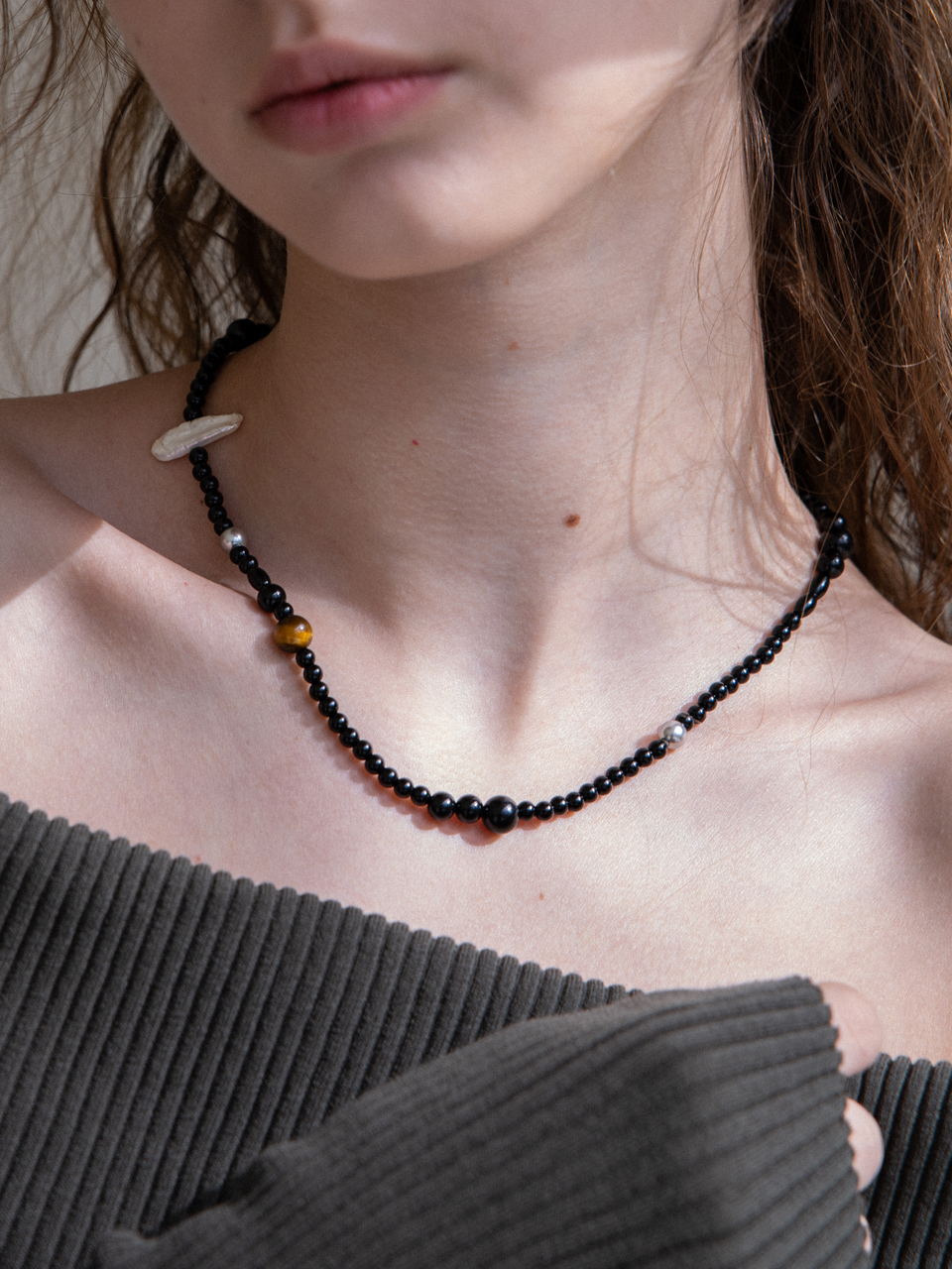 [메리모티브]  블랙 오닉스 원석 진주 써지컬 목걸이 Black onyx and brown gemstone necklace : MerryMotive