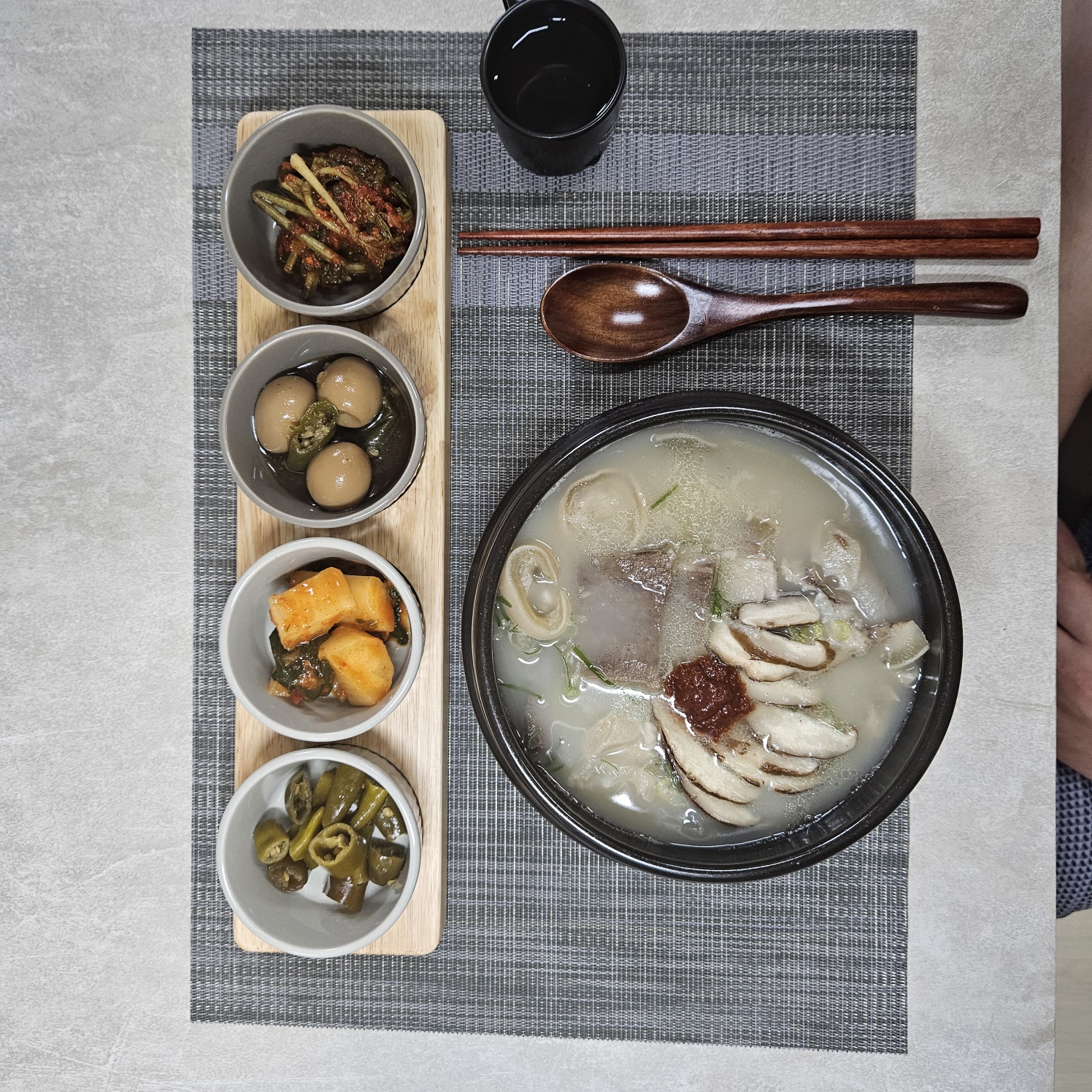 국내산 한우 소머리 수육 우설 500g 3~4인분 우족 스지 곰탕 국밥 전골 캠핑 밀키트 안주 음식 : 강줌마