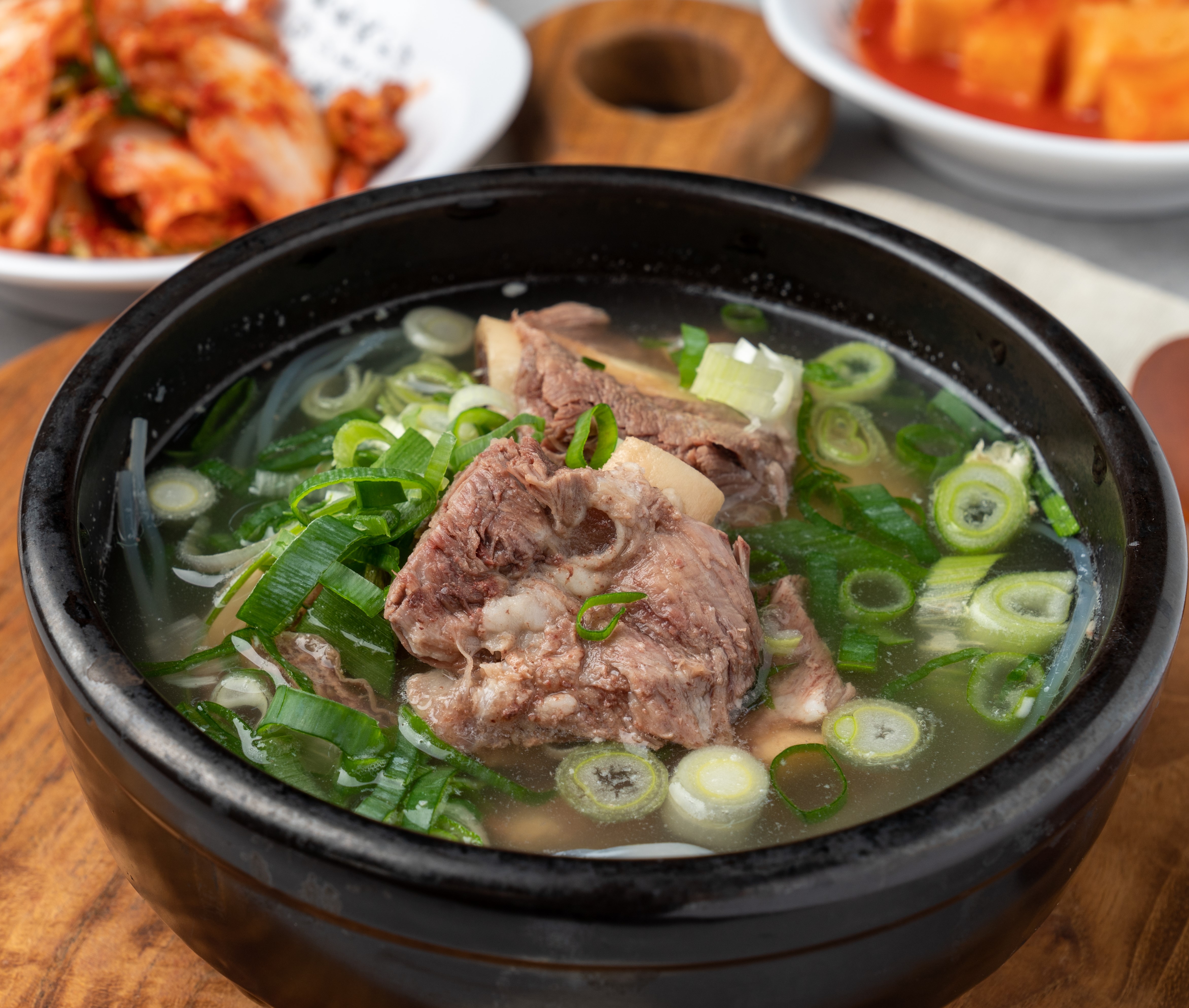 하루두끼  푸짐한 소갈비탕 깔끔 담백 뼈있는 가마솥 육수 1팩 750g : 하루두끼 그림푸드 컴퍼니