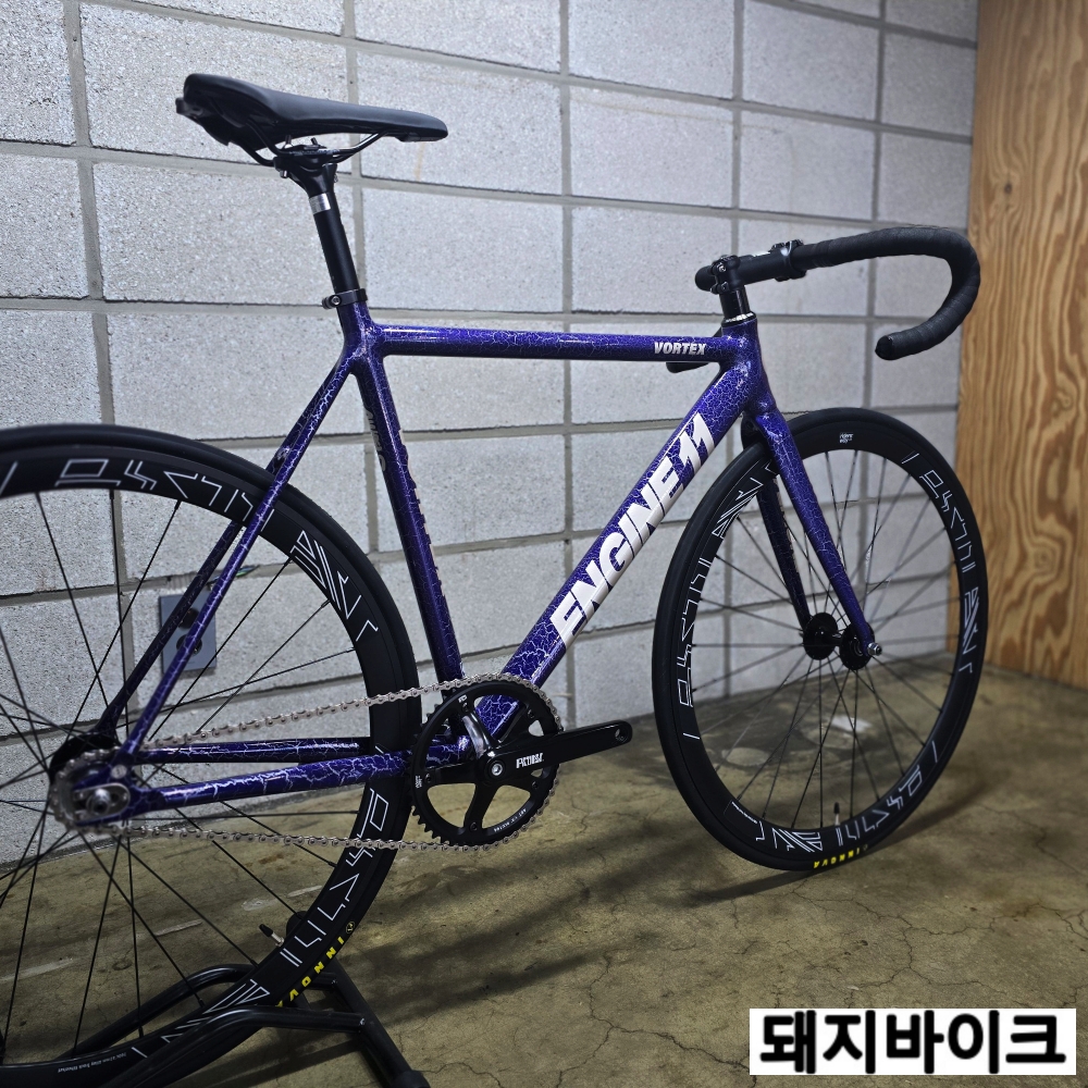 2025 엔진11 볼텍스 울트라 바이올렛 픽시 완성차 고정기어 자전거 : 돼지바이크