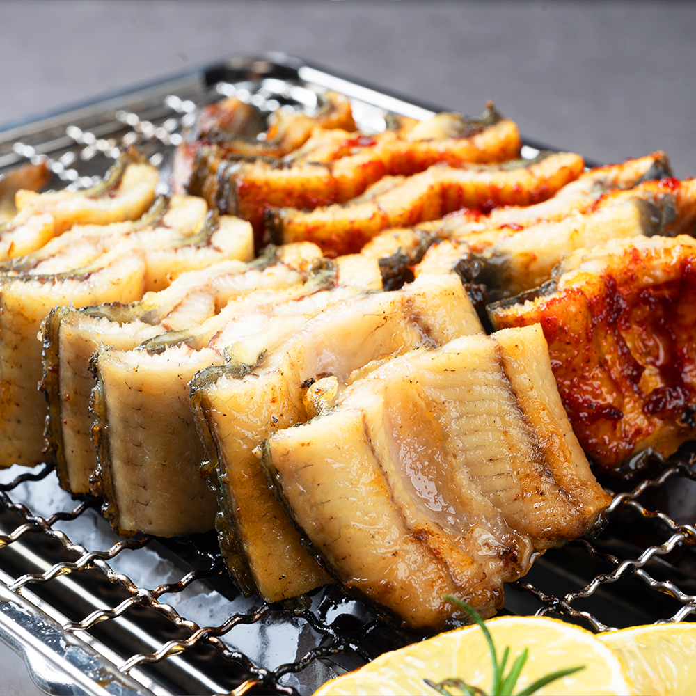 장도담 고창풍천장어 1kg 국산 자포니카 초벌장어(초벌 후 550g 내외) 새싹인삼+소스2종+반찬4종 포함 : 장도담