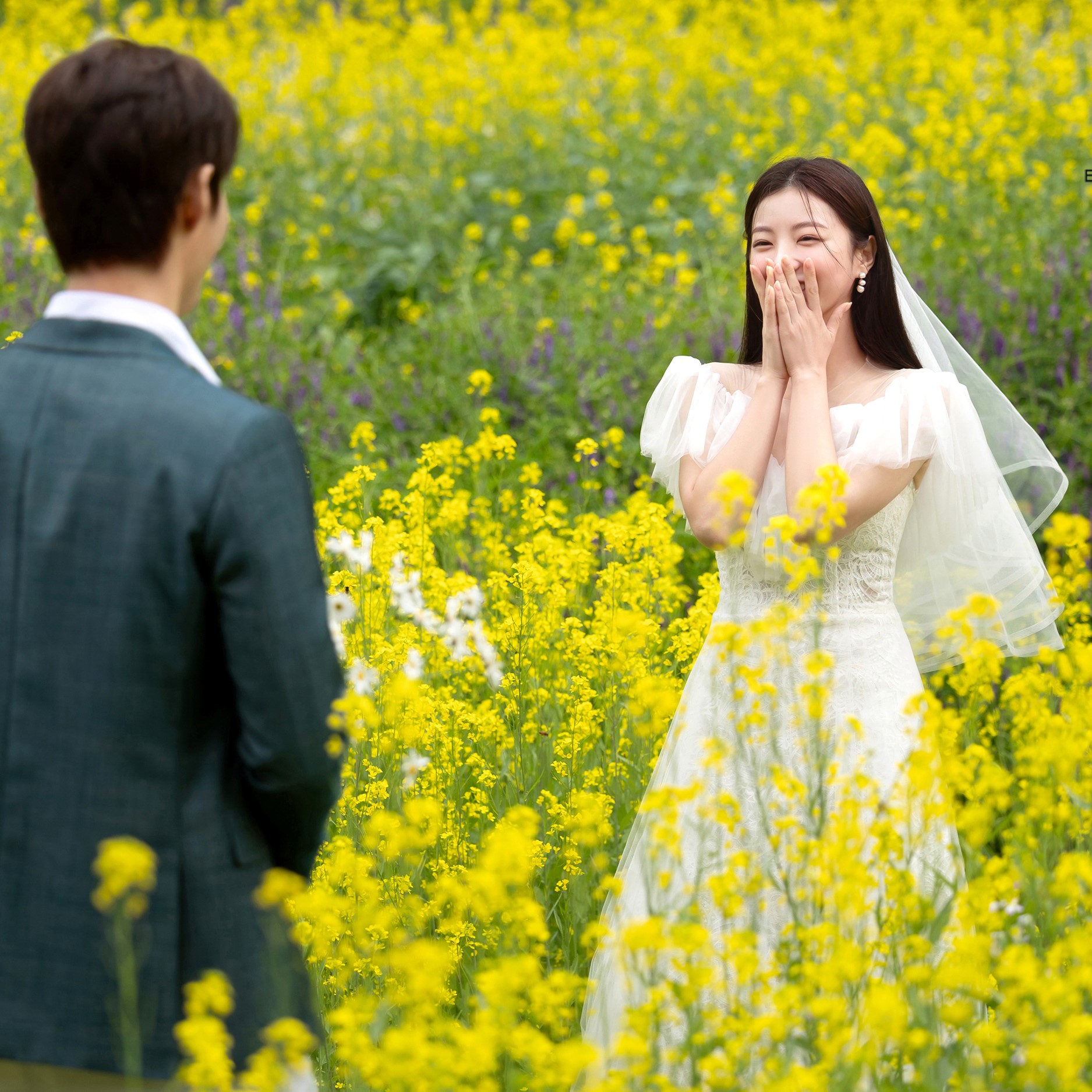 [토탈웨딩촬영] 이포토에세이 스튜디오 드레스 메이크업 리허설 스드메 웨딩촬영 자연광 : 웨딩라운지