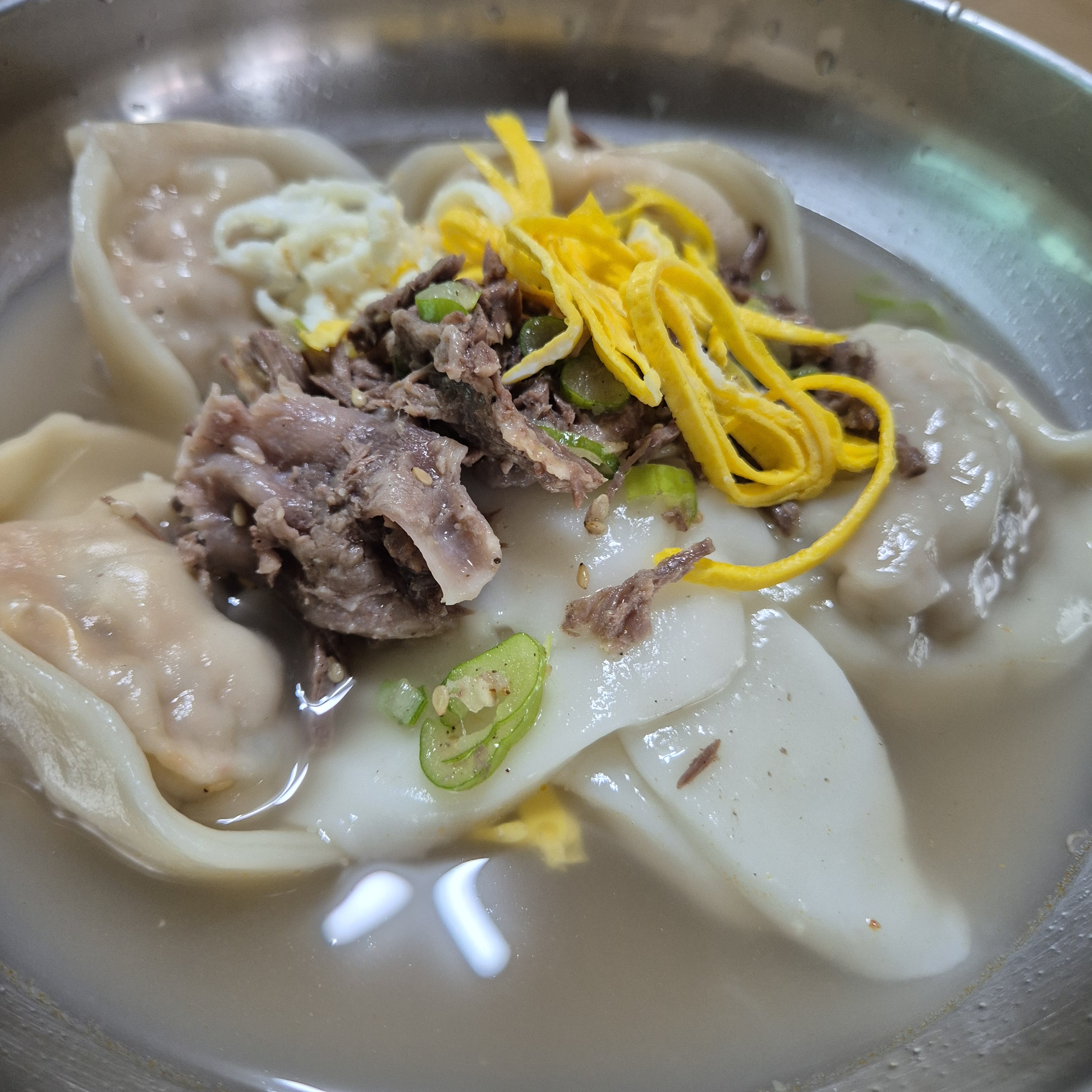 [신남막국수] 엄마 손맛 담은 수제 고기김치 만두, 찐만두와 만두국에 완벽한 조화 : 신남막국수