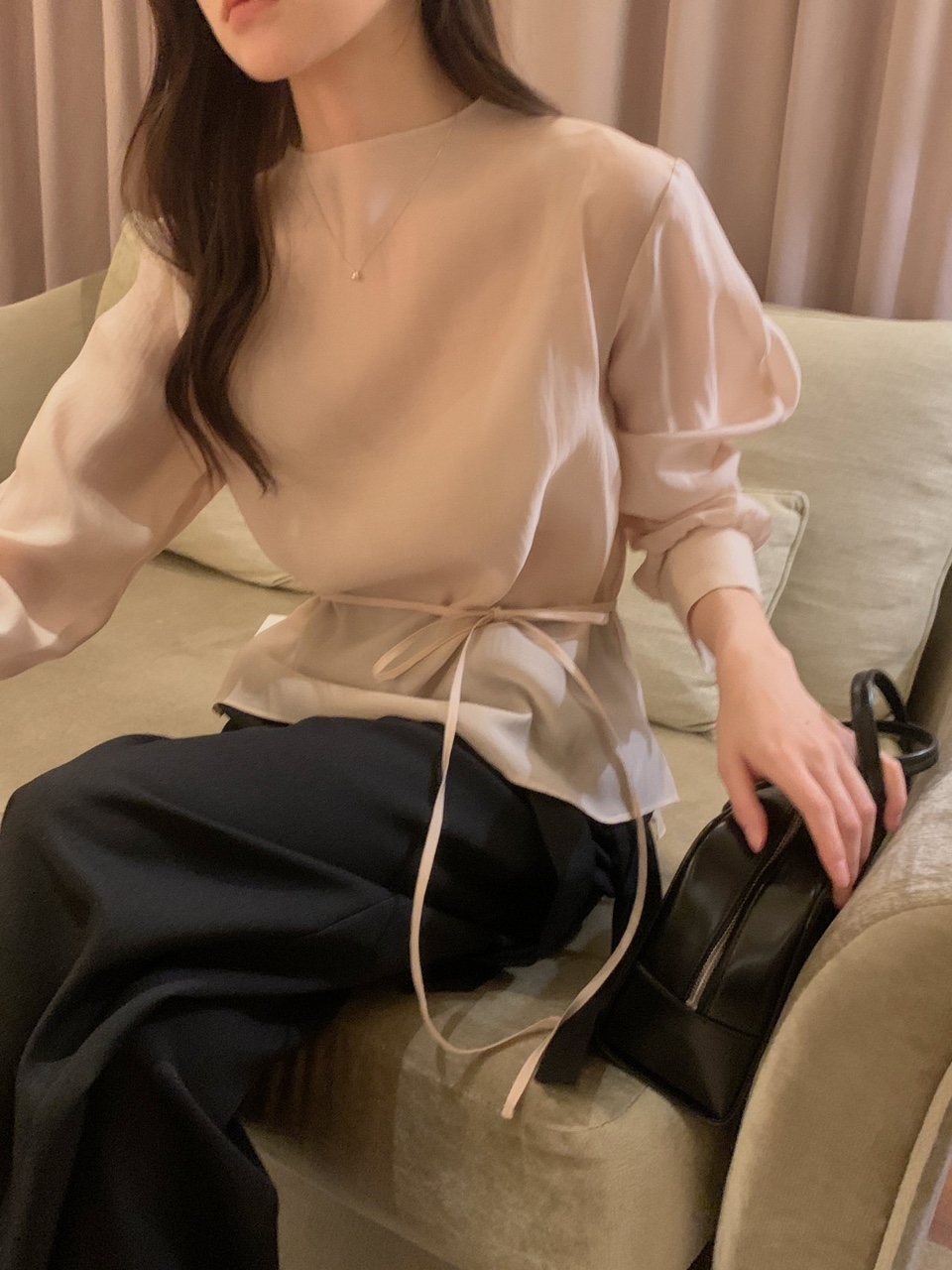 (베이지당일) 지젤 셔링 리본 반목 블라우스, 여리핏 하객룩 데이트룩 격식룩 블라우스 : 버터프레즐마켓