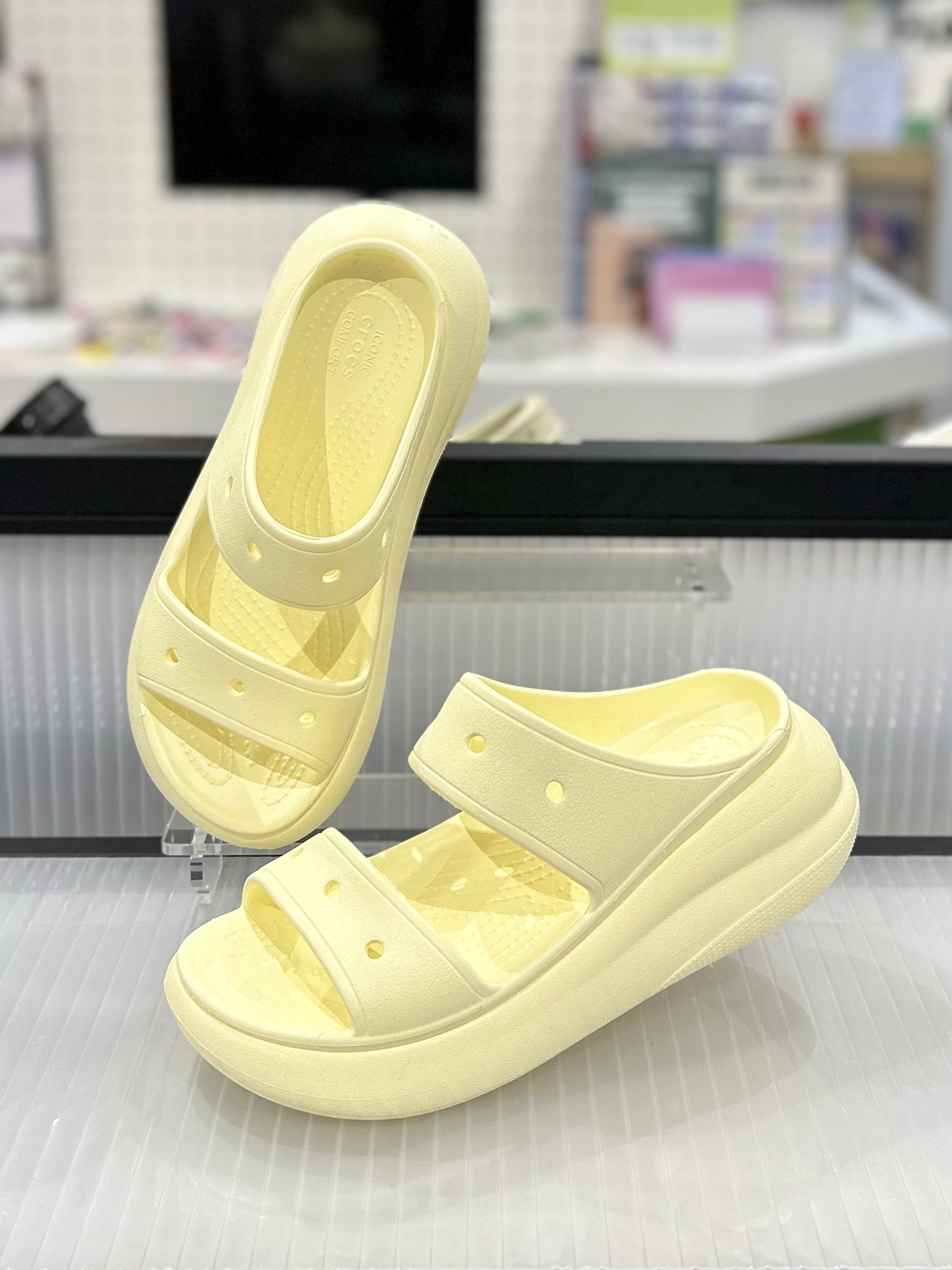 크록스 클래식 크러쉬 샌들 버터크림 (207670-76O) : 현대가산  크록스