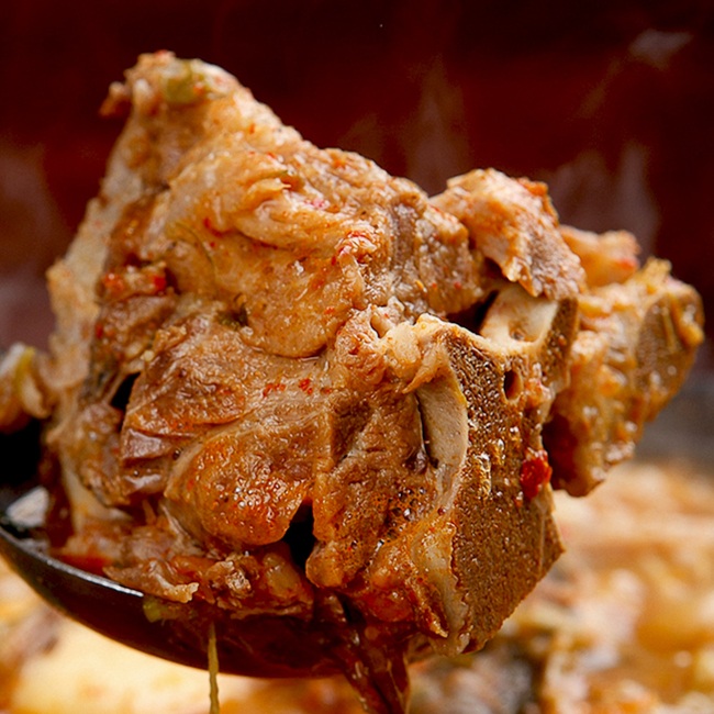 쉽고 간편하게 즐기는 가마솥 우거지 뼈해장국 (1kg x 1팩) 캠핑음식 간편식 감자탕 칼칼하고 얼큰한맛 : 오리 스토리