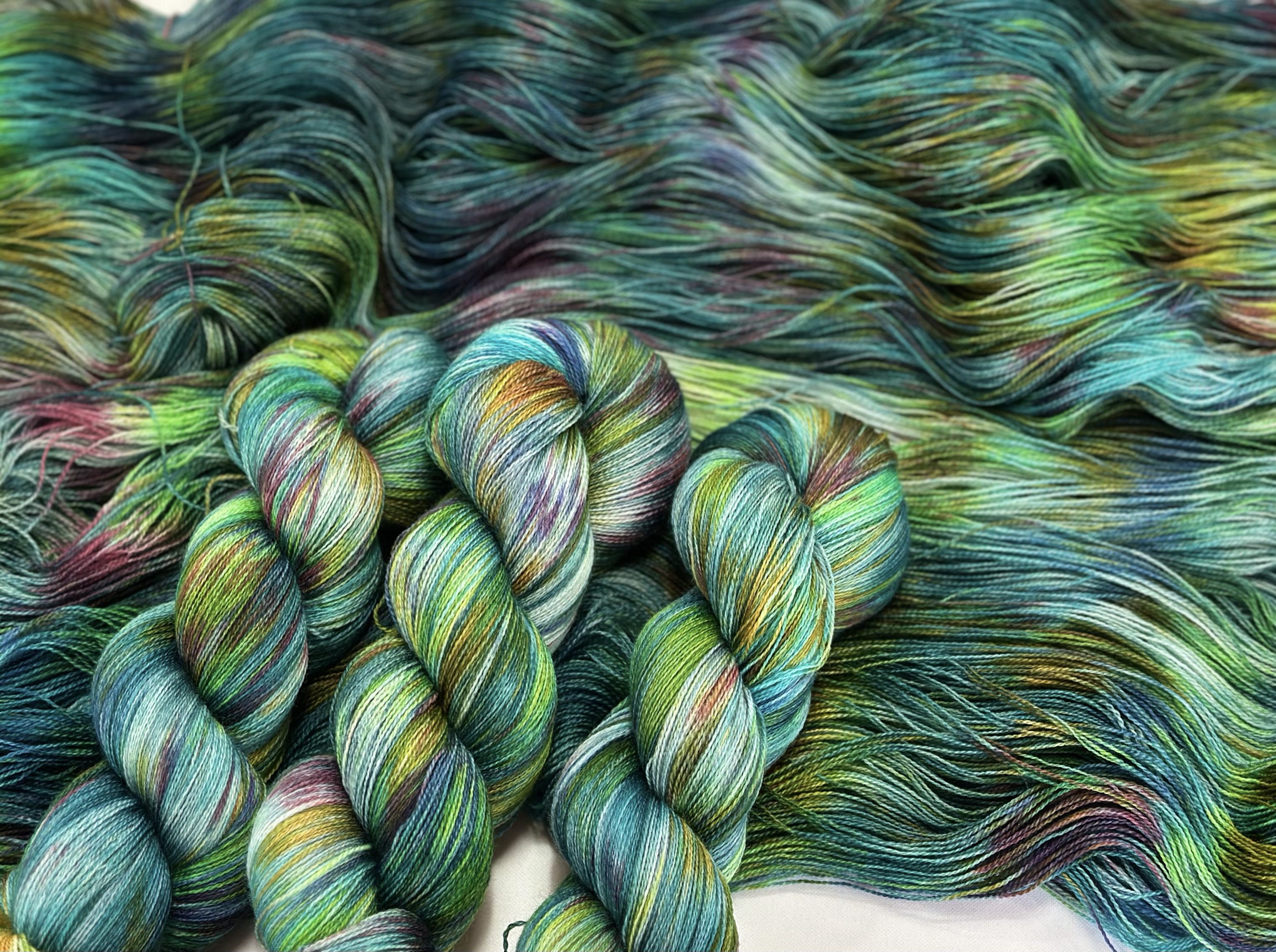 신비의 숲 2ply lace 1200m / 손염색실 핸드다잉얀 : 어 브릴리언트 모먼트