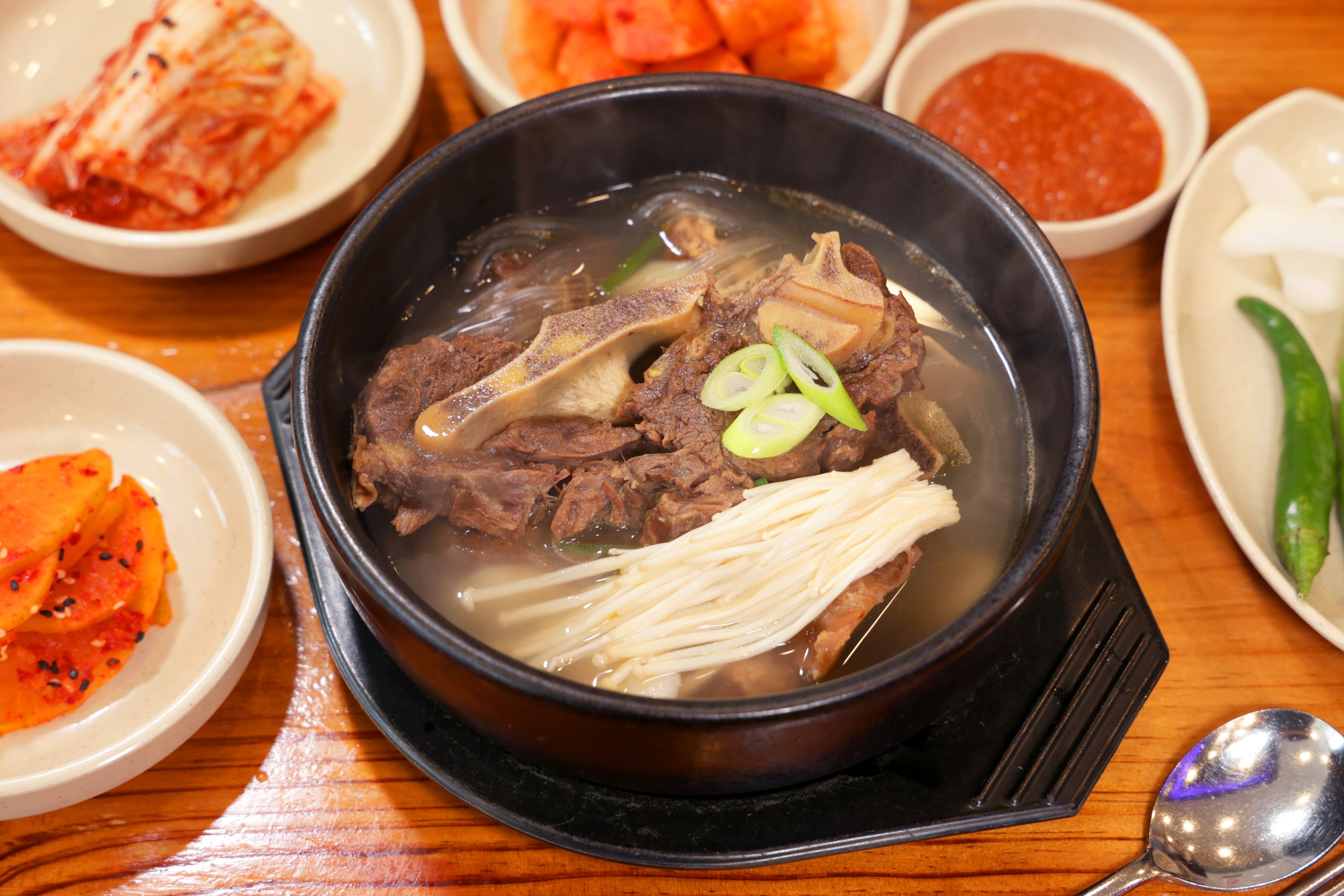 정대감감자탕 우갈탕 소뼈탕 맑은 국물 숙취 해소 맛의 승부 소뼈국물 갈비탕 해장국 시원한 사계절 탕 : 정대감감자탕