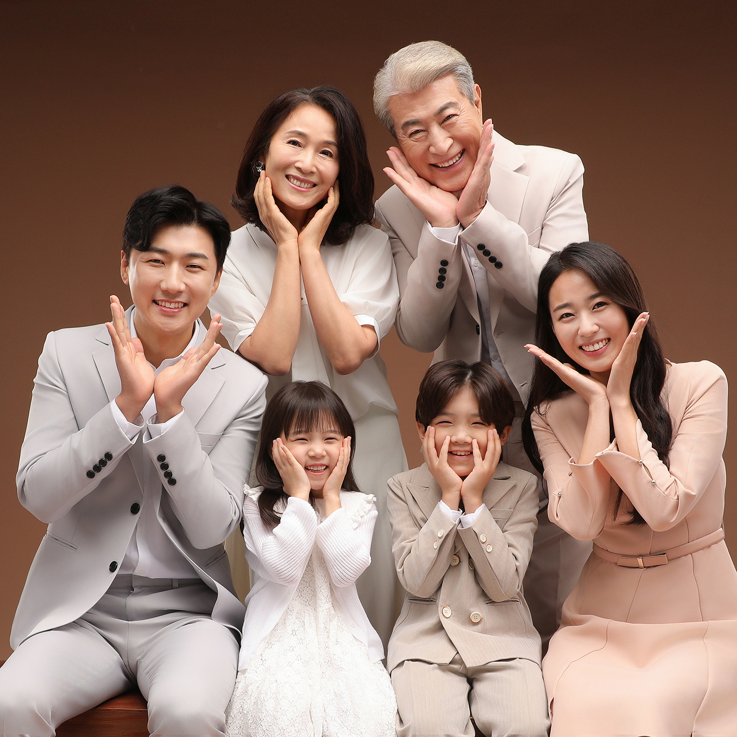 부산가족사진 원본파일 의상제공 부모님 칠순 사진 부산 리마인드웨딩 사진촬영 : 퀸즈가 스튜디오 부산점