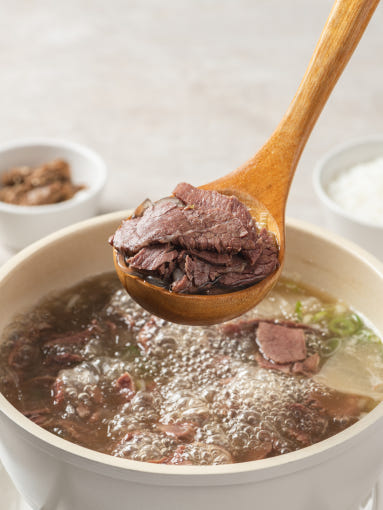 아이들 잘먹는 국내산 한우 갈비탕 국밥 왕갈비탕 뼈없는 무색소 무방부제 반찬 1.1kg : 깐부 푸드