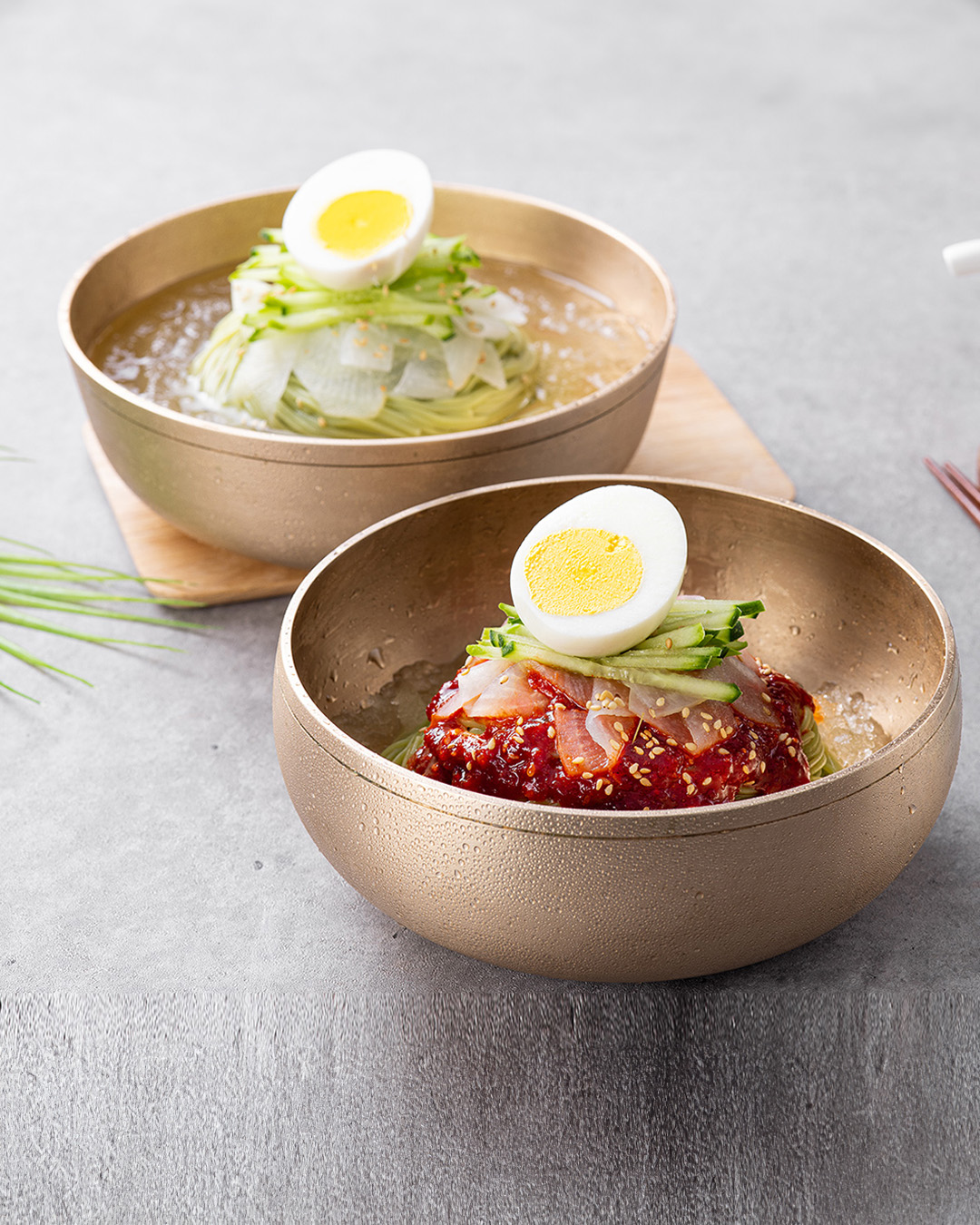 속이편한 [미루밭 냉면] 쌀과 밀을 황금비율로 반죽했어요 / 식이섬유 풍부한 새싹보리와 시금치 반죽 / 동치미 육수로 깊고 시원 / 감칠맛의 전통... 