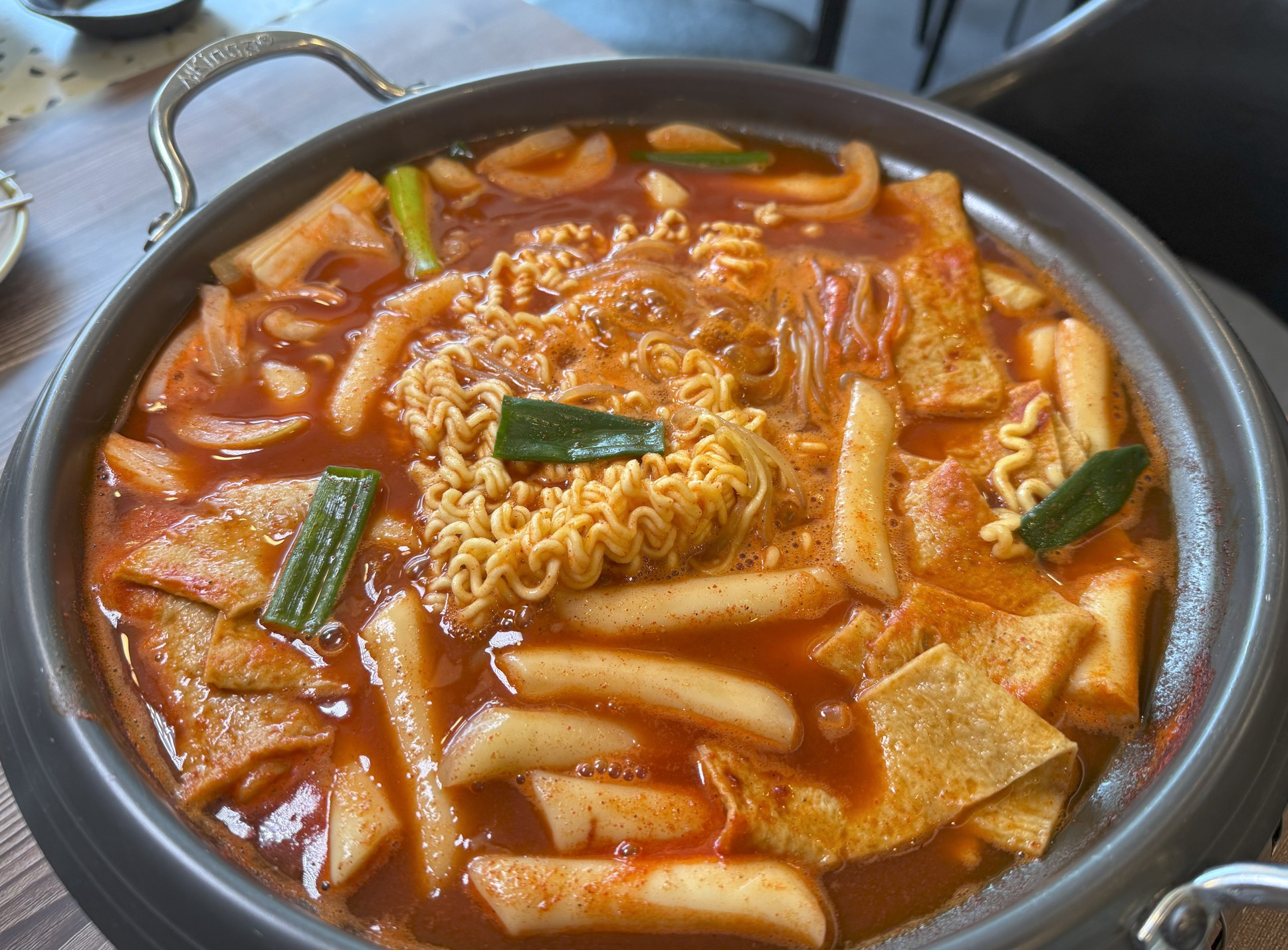 [인생떡볶이] 즉떡살롱 by제이키친 즉석 국물떡볶이 3인분 모듬사리 밀키트 캠핑용 가정용 : 미식셔틀