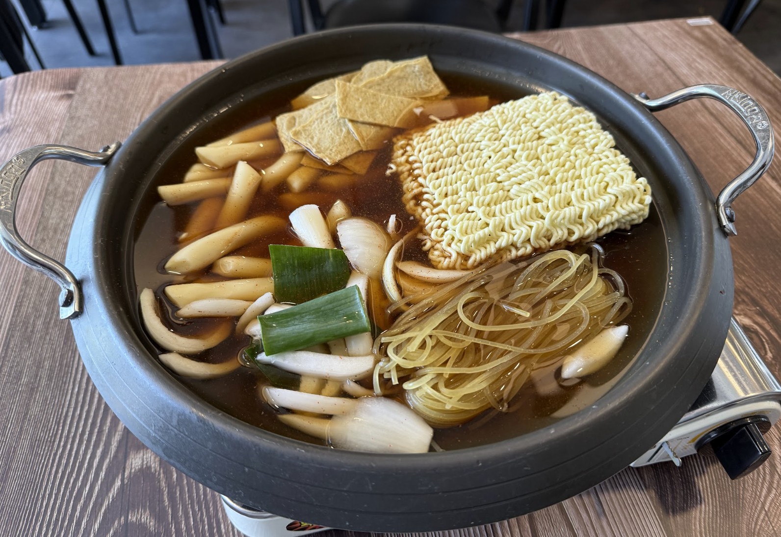 [짜장맛 떡볶이]  즉떡살롱 by제이키친 즉석 국물 떡볶이 3인분 모듬사리 밀키트 캠핑용 가정용 짜파구리 : 미식셔틀