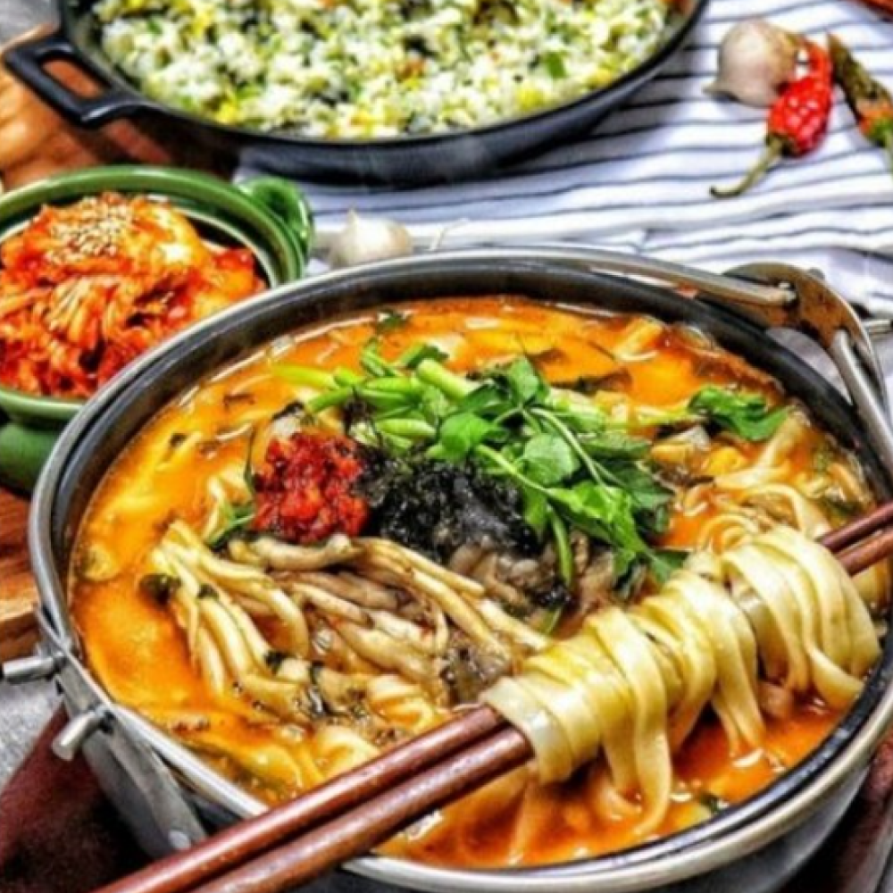 버섯 칼국수 밀키트 즉석 얼큰 캠핑 요리 장 칼국수 2.21kg 1세트, 볶음밥 재료 포함 : 바잉바잉몰