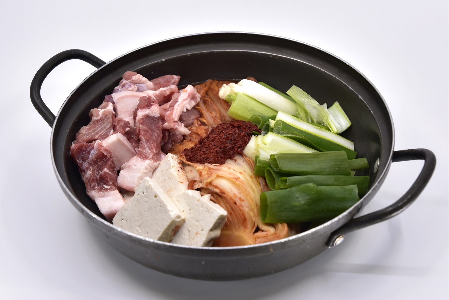 [50년 전통] 대우정 국내산 생고기 김치찌개 밀키트 2인분 : 서울역 대우정