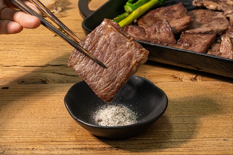 태초농수산 세트 1.2kg 소고기 구이용 모듬 황제갈비살 차돌박이 부채살 살치살 소한마리 캠핑 음식 : 태초농수산