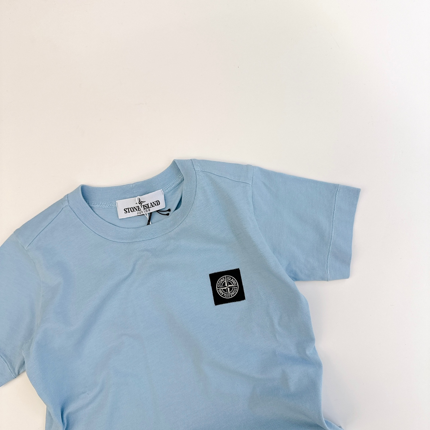 STONE ISLAND KIDS 스톤아일랜드 키즈 8062868 로고 패치 반팔 티셔츠 : 꼬모양품점 잠실