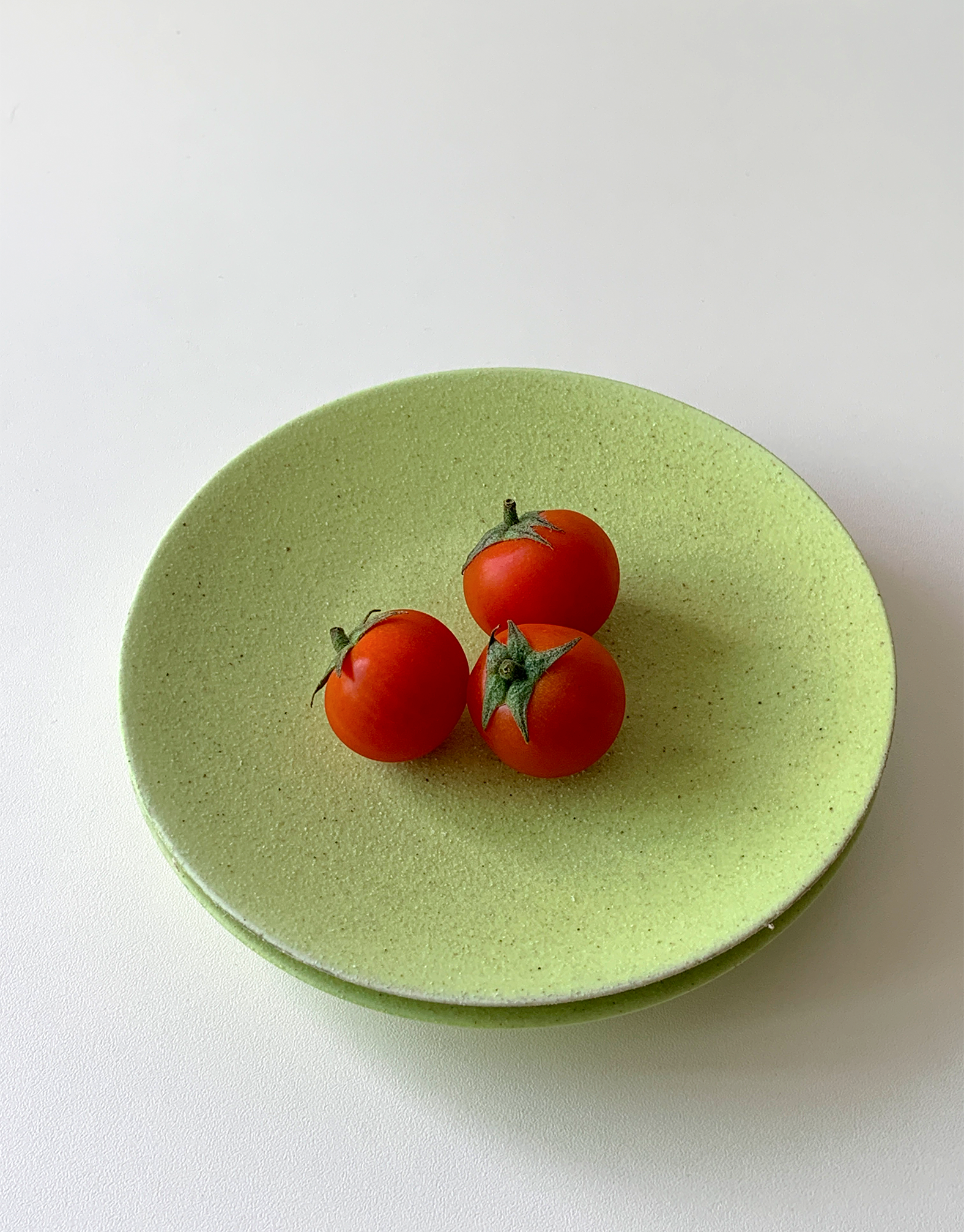 Basil Plate 그린 앞접시 디저트그릇 카페디저트 원형접시 연두색그릇 : 허즈와이띵즈
